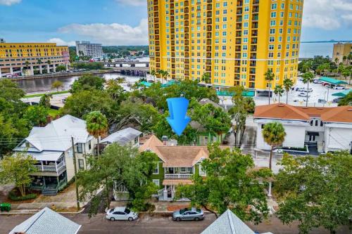an aerial view of a city with a blue arrow at Lovely historic apt near Amelia Arena + Hyde Park in Tampa