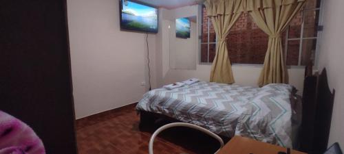 una camera con letto e finestra di Alójate con Estefany a Latacunga