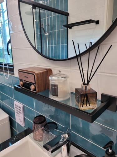 un bagno con lavandino e specchio su una mensola di Mika BnB a Shih-t'ou-wei