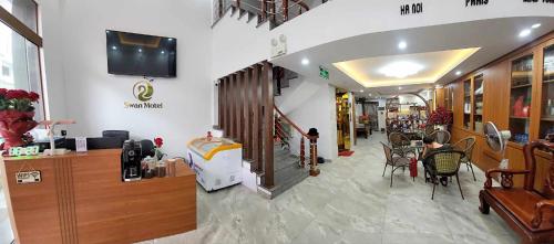 - un hall d'un salon avec une télévision murale dans l'établissement Swan Motel, à Hạ Long