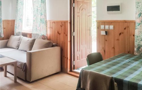 ein Wohnzimmer mit einem Sofa und einem Tisch in der Unterkunft 2 Bedroom Pet Friendly Home In Popowo-letnisko 