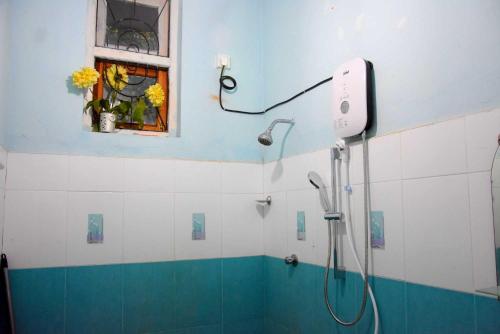 een badkamer met een douche en een raam bij Royal Views Residence in Anuradhapura