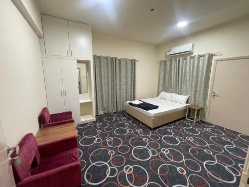 Zimmer mit einem Bett, einem Sofa und einem Stuhl in der Unterkunft Budgeted vacation Homes Rental LLC in Dubai