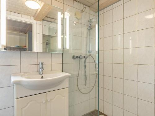 uma casa de banho com um lavatório e um chuveiro em Holiday home Rødby III em Rødby