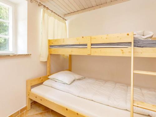 Zimmer mit Etagenbett und 2 Etagenbetten in der Unterkunft Holiday home Rødby III in Rødby