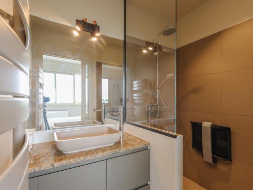 La salle de bains est pourvue d'un lavabo et d'un miroir. dans l'établissement Appartement La Rochelle, 2 pièces, 2 personnes - FR-1-535-47, à La Rochelle