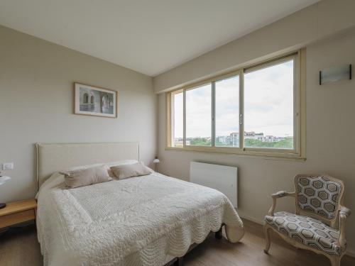 - une chambre avec un lit, une chaise et une fenêtre dans l'établissement Appartement La Rochelle, 2 pièces, 2 personnes - FR-1-535-47, à La Rochelle
