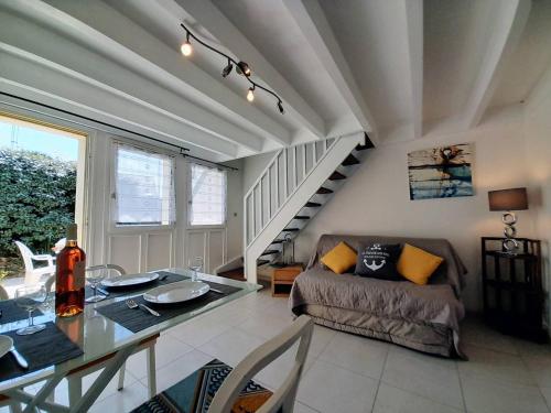 un salon avec un canapé et une table dans l'établissement Maison cosy 3 pièces avec terrasse à 800m de la plage - Wifi, lave-vaisselle, parking public - FR-1-477-238, à La Trinité-sur-Mer