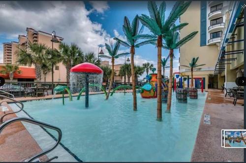 - une piscine avec un parc aquatique et une aire de jeux dans l'établissement Flip Flop at Compass Cove, à Myrtle Beach