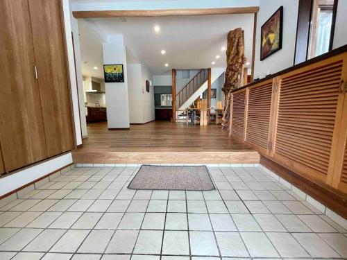 a hallway of a home with a tile floor at 一棟貸別荘 Oceanic Villa Minamiizu!17名まで!弓ヶ浜海水浴場まで徒歩6分 in Minamiizu