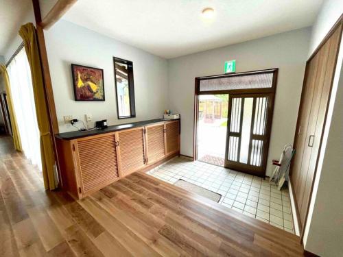 a room with a kitchen with a sink and a door at 一棟貸別荘 Oceanic Villa Minamiizu!17名まで!弓ヶ浜海水浴場まで徒歩6分 in Minamiizu