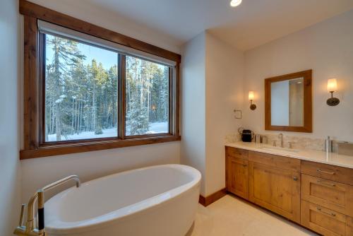 Ένα μπάνιο στο Custom Ski-InandOut Chalet with Hot Tub and Wet Bars!