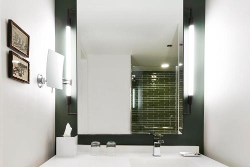 uma casa de banho com um lavatório e um espelho em Charming Unit at MGM Grand STRIP Las Vegas em Las Vegas