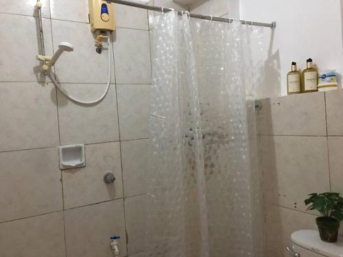 uma casa de banho com uma cortina de chuveiro em Casa de Primera B31 beach front station 3 em Boracay