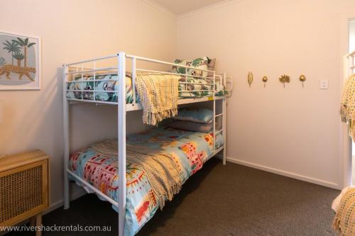 een slaapkamer met 2 stapelbedden in een kamer bij Pina Colada Shack-40 Marina Way in Mannum