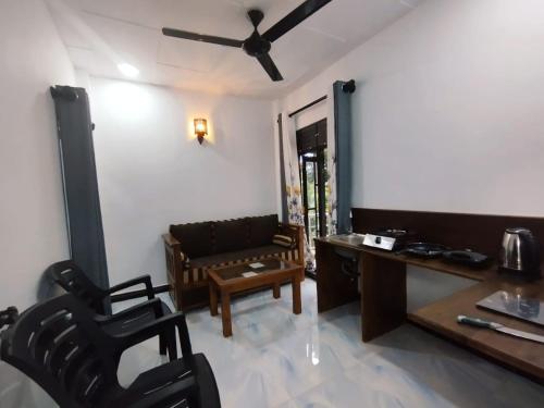 una sala de estar con un sofá y una mesa en SUMITH VILLA, en Mirissa