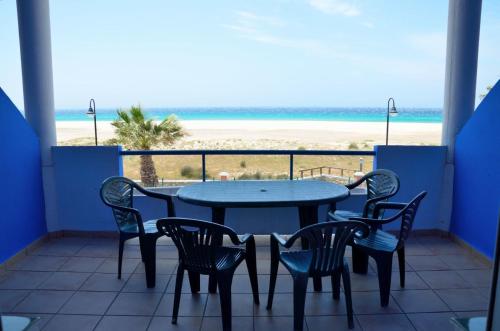 - Balcón con mesa y sillas y vistas a la playa en Apartamento Tortuga Verde, en Tarifa