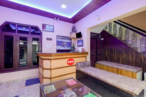 O saguão ou recepção de Super OYO Flagship Rudraksh Hotel