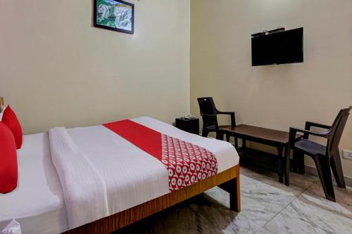 Cama o camas de una habitación en Super OYO Flagship Rudraksh Hotel