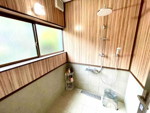 a bathroom with a shower and a toilet at 一棟貸別荘 Oceanic Villa Minamiizu!17名まで!弓ヶ浜海水浴場まで徒歩6分 in Minamiizu
