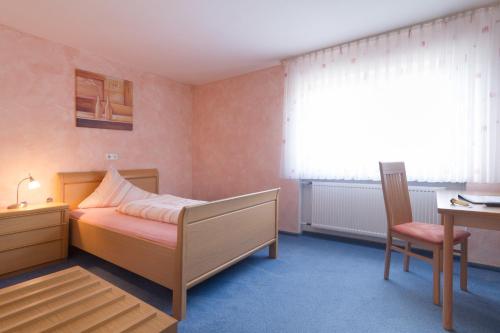 Un pat sau paturi într-o cameră la Landgasthof Birkel