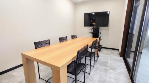een conferentieruimte met een houten tafel en stoelen bij H,U,B Unzen - Vacation STAY 78660v in Unzen