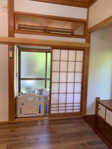 a room with an open door to a room with at 一棟貸別荘 Oceanic Villa Minamiizu!17名まで!弓ヶ浜海水浴場まで徒歩6分 in Minamiizu