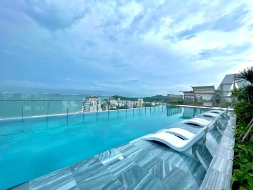 a swimming pool on the roof of a building at Homestay the Sóng in Vung Tau