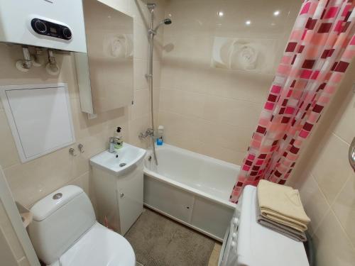 uma casa de banho com um WC, um lavatório e um chuveiro em Perfect Studio in Narva center em Narva
