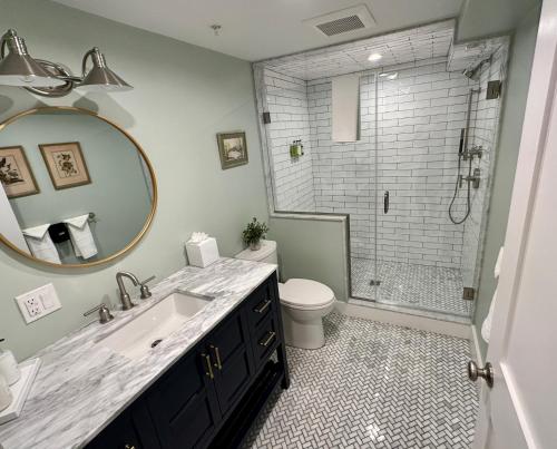 紐波特的住宿－10 Fair H，一间带水槽、卫生间和淋浴的浴室