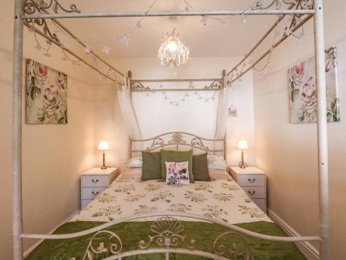 ブリドリントンにあるTwitchers' Denのベッドルーム1室(天蓋付きベッド1台、ランプ2つ付)
