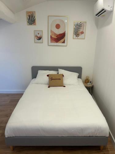 1 dormitorio con 1 cama grande con sábanas blancas en Duplex climatisé proche port Toulon en Toulon