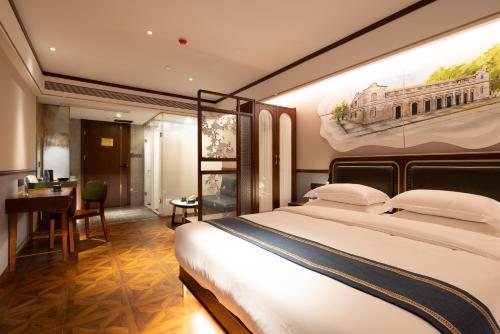 Łóżko lub łóżka w pokoju w obiekcie Nostalgia S Hotel Shanghai Railway Station