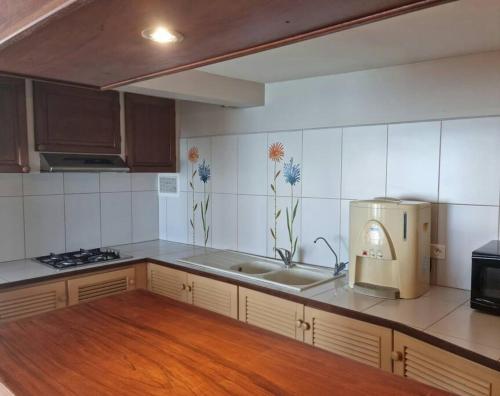 a kitchen with a sink and a counter top at chez Karine et Robert in Punaauia