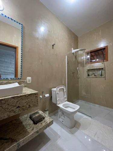 Bilik mandi di Queen House - Linda casa com piscina e area gourmet - Itaoca Praia - ES