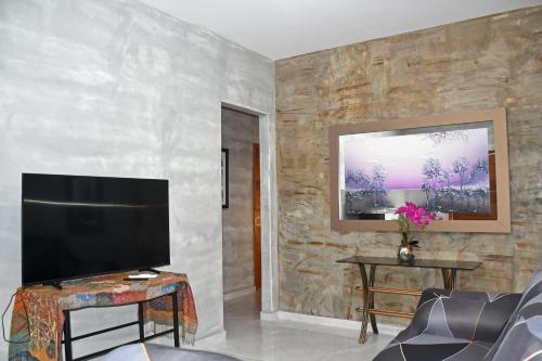 Televisyen dan/atau pusat hiburan di Queen House - Linda casa com piscina e area gourmet - Itaoca Praia - ES