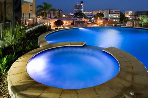 una grande piscina blu in cima a un edificio di ツ Peace of Paradise ツ a Darwin