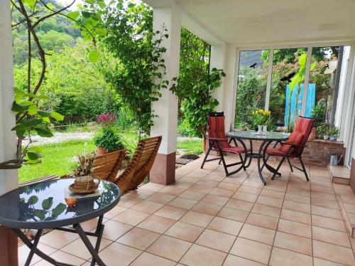 a patio with a table and chairs on a patio at Ferienwohnung "Dorfblick" in Leinsweiler