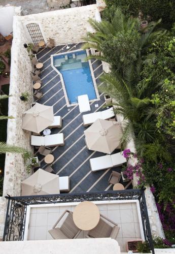an overhead view of a swimming pool with lounge chairs and a swimming pool at Antica Dimora Suites in Rethymno Town