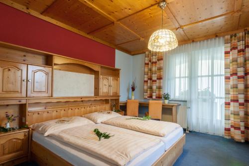 Hotel & Kurpension Weiss tesisinde bir odada yatak veya yataklar