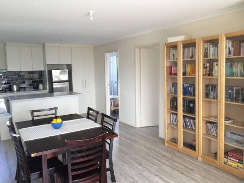 uma cozinha e sala de jantar com mesa e cadeiras em Airy Beach Escape in Ventnor em Ventnor