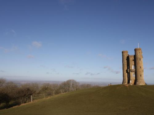 a castle on the top of a hill at Cotswold View 3 in Evesham