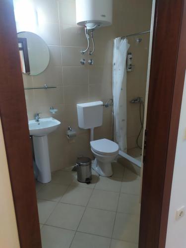y baño con aseo y lavamanos. en Apartments Milic-Ulcinj, en Ulcinj