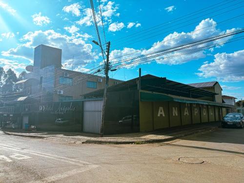 アナポリスにあるHotel Anápolisの通り沿いにある建物