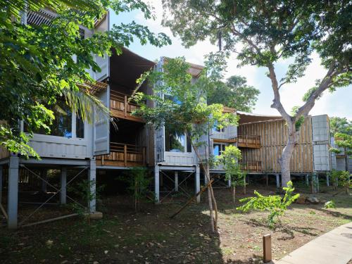 une maison en construction avec un arbre dans l'établissement Le Jardin Maore, à Kani Keli