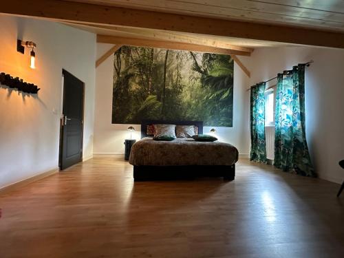 Postel nebo postele na pokoji v ubytování les anthocyanes CHAMBRE FORET