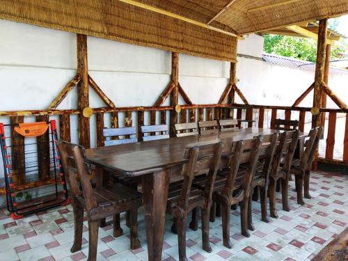 een houten tafel en stoelen in een kamer bij Red Villa Big swimming pool in Gabala