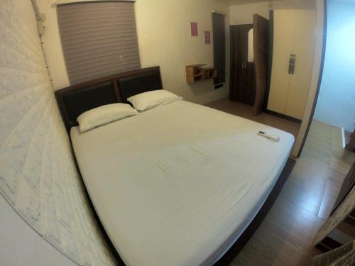 Ένα ή περισσότερα κρεβάτια σε δωμάτιο στο Entire 2 story-house in Navona Subdivision in lapu-lapu Mactan Cebu