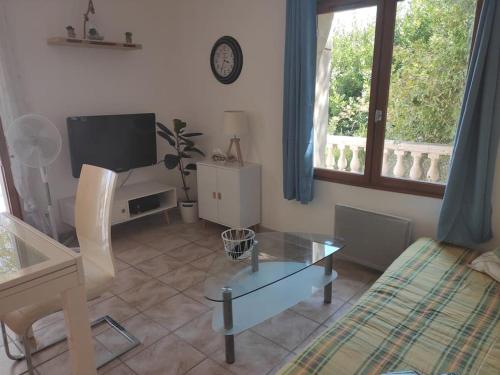 Photo de la galerie de l'établissement T2 en Rez de chaussée de villa à cuers, à Cuers