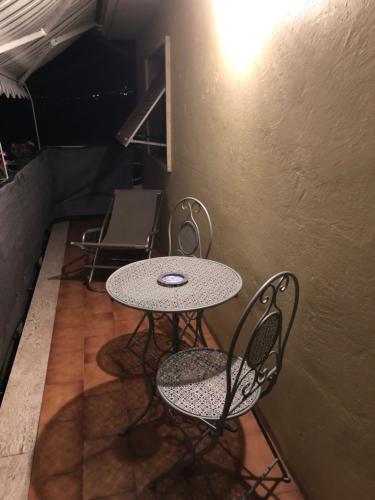 モンテプランドーネにあるGlam Houseのテーブルと椅子が備わる客室です。
